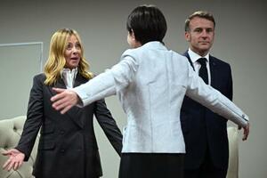 　Ｇ２０サミットでイタリアのメローニ首相（左）にあいさつする高市首相とフランスのマクロン大統領（右）＝２２日、ヨハネスブルク（ゲッティ＝共同）