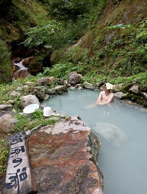 自然の中の秘湯として人気の河原の湯=妙高市関山