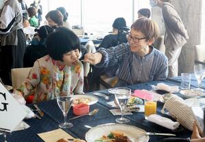 飲み込みやすいよう配慮して調理されたフランス料理を味わう参加者＝２６日、新潟市中央区