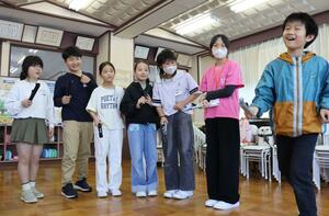 アイコンタクトや身振り手振りで全員のベルの音をそろえた音楽の授業=佐渡市河原田本町