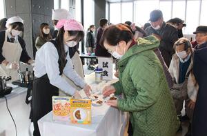 小千谷西高の生徒が開発した防災食の試食会=小千谷市本町1