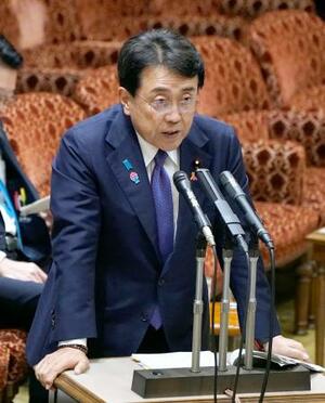 参院予算委の集中審議で答弁する赤沢経済再生相=5日午前