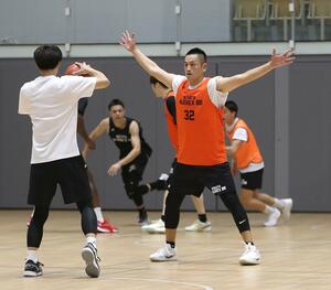 開幕に向け、調整する新潟アルビレックスBB主将の池田雄一=アオーレ長岡