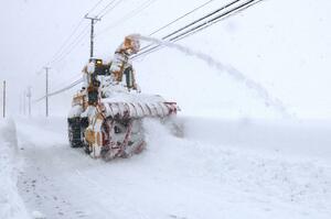 衆院が解散した１月２３日に、大雪の中で作業する除雪車＝長岡市小国町小栗山
