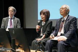 パリ日本文化会館で講演する八幡照子さん(中央)と飯田国彦さん(右)=13日(共同)