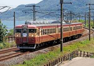 日本海沿いを力強く走るえちごトキめき鉄道の旧国鉄製の観光急行=上越市