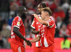 　ライプチヒに６―０で大勝し、勝利を祝うバイエルン・ミュンヘンの選手たち＝２２日、ミュンヘン（ロイター＝共同）