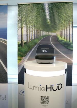 日本精機が発売する後付けHUD「ルミエハッド」