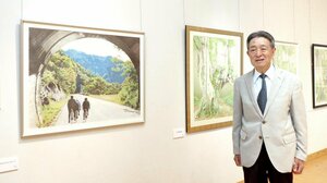 作品の前で色鉛筆画の魅力を語る吉田吉紀さん=胎内市下赤谷