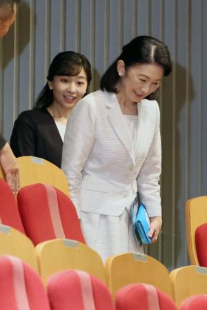 佐々木禎子さんを題材にしたミュージカル鑑賞のため、広島市を訪問された秋篠宮妃紀子さまと次女佳子さま=10日午後(代表撮影)