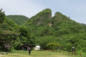 世界遺産登録を目指す「佐渡島の金山」のシンボル「道遊の割戸」=佐渡市