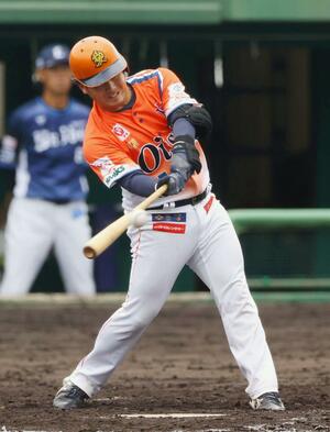 8回2死満塁、2点適時打を放つ代打片山悠=長岡市悠久山(長岡支社・佐藤勝矢)