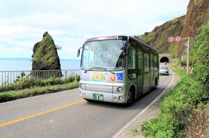 海岸線を走る「にしかん観光周遊ぐる〜んバス」=新潟市西蒲区