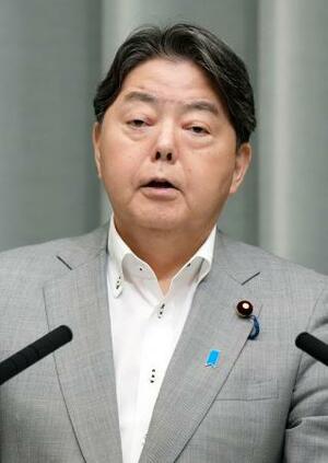 記者会見する林官房長官=1日午前、首相官邸