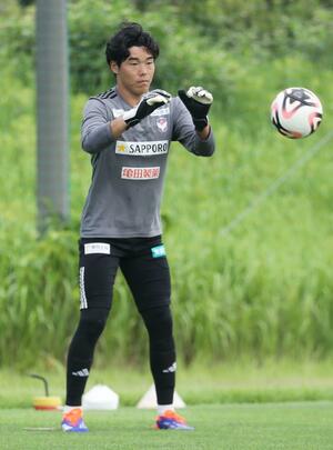 福岡戦に向けて練習するGK小島亨介=聖籠町