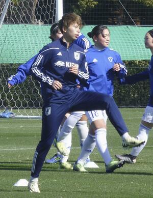 北朝鮮とのパリ五輪アジア最終予選第1戦に向け、調整するサッカー女子日本代表の田中美南(手前)=2月16日、千葉市内