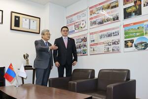名誉領事館内で歓談する吉田至夫さん(左)と駐日モンゴル大使のバンズラグチ・バヤルサイハンさん=新潟市中央区鳥屋野