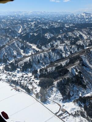 防災ヘリから撮影した長岡市小国町=18日(県提供)