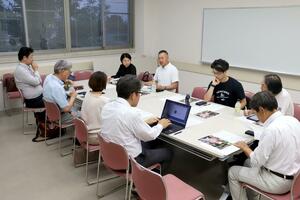 黒埼まつりの内容について話し合う、新しい実行委員会のメンバー。さらにメンバーを募集中だ=新潟市西区鳥原
