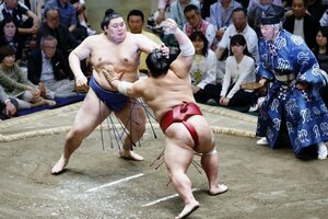 大栄翔(右)を攻める大の里。押し出しで下す=両国国技館