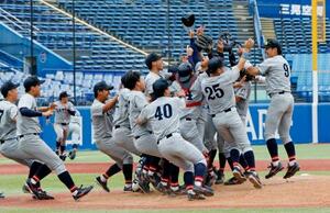 慶大を破って54年ぶり3度目の優勝を果たし、喜ぶ関大ナイン=神宮