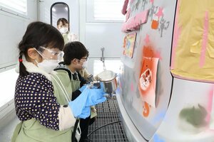 車の塗装作業を体験する子どもたち=三条市善久寺