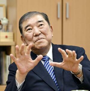 インタビューに応じる石破前首相