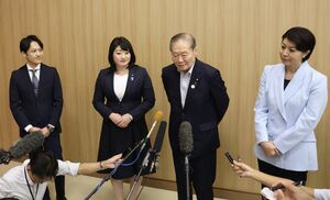 4候補による意見発表会の終了後、報道陣の取材に応じる(右から)中村真衣、佐藤信秋、安田佳世、市川恭嗣の各氏=8月10日、新潟市中央区の自民党県連会館
