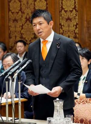 参院予算委の集中審議で質問する参政党の神谷代表=5日午前