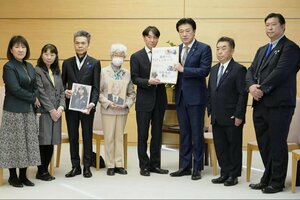 木原官房長官（右から２人目）に署名を手渡す「横田めぐみさんとの再会を誓う同級生の会」の池田正樹代表。左から２人目は横田早紀江さん＝１９日、首相官邸