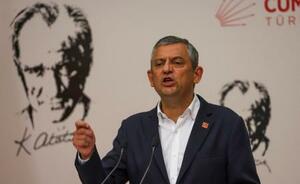 21日、トルコ・アンカラで記者団に話す共和人民党のオゼル党首(ロイター=共同)