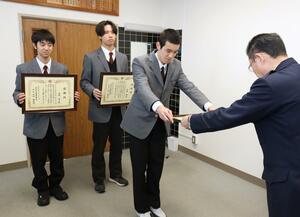 感謝状を受け取る敬和学園高校の狭間光さん(右から2人目)と五嶋輝さん(右から3人目)、若槻蓮大さん(右から4人目)=新潟市北区木崎