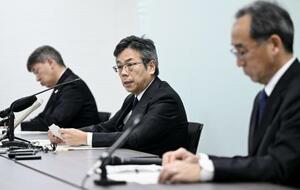 　１月、浜岡原発の耐震データ不正について、臨時記者会見する中部電力の林欣吾社長（中央）＝名古屋市