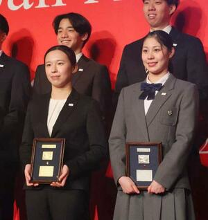 日本水連の2025年度表彰式で最優秀選手に選ばれた、OWSの梶本一花(左)と優秀選手に選ばれたASの比嘉もえ=26日、東京都内
