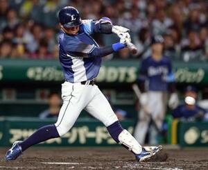5回西武1死二塁、桑原が中前に先制打を放つ=甲子園