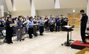 箕輪久夫さんの追悼演奏会に向け、練習をする合唱団「合唱樹」のメンバー＝新潟市東区下木戸１