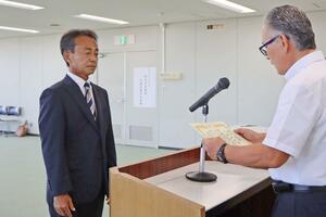 3選を果たし、当選証書を受け取る井畑明彦さん=15日、胎内市役所