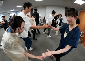 ドラマケ-ションのワークに取り組む参加者=2025年6月、大阪市(撮影・林昌三)