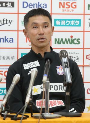 J1復帰1年目のシーズンを振り返る松橋力蔵監督=聖籠町