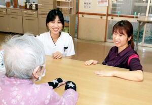 介護老人保健施設「パナケイア」で働く介護福祉士の呉玲さん(右)とベトナム人の同僚=10月、広島県呉市