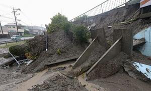 大雨の影響で崩れた熊本県玉名市の道路沿いののり面=11日