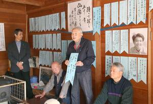 ブルーリボンの形にした短冊へ込めた思いを語る大沢昭一さん=新潟市西蒲区