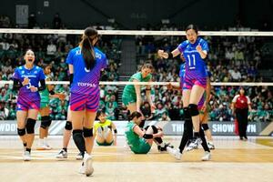 　大阪Ｍを下し、初優勝を果たして喜ぶＳＡＧＡ久光の選手たち＝横浜ＢＵＮＴＡＩ