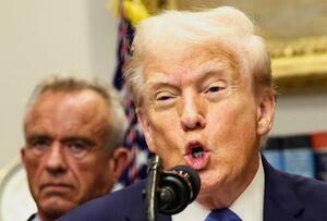 ホワイトハウスで記者会見するトランプ米大統領=22日、ワシントン(ロイター=共同)