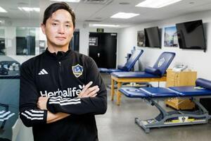 清水氏が選手を治療するロサンゼルス・ギャラクシーの診療室(Robert Mora/LA Galaxy)