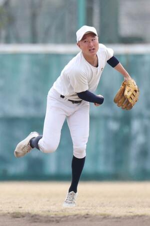 初戦の東北戦を前に守備練習をする帝京長岡の鈴木祥大主将=22日、兵庫県西宮市