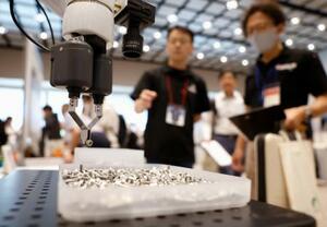 新興企業を紹介する展示商談会で公開された、ネジを器用につまむロボットハンド=8日午前、愛知県豊田市