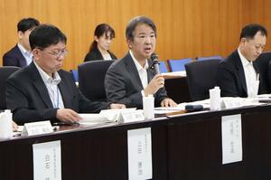 新潟水俣病など公害の患者団体への質問に答える石原宏高環境相=3日、環境省