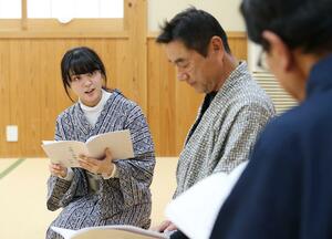 干溝歌舞伎の復活公演に向け、稽古に励む八木ひなさん＝魚沼市干溝