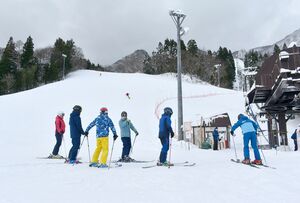 今冬を最後に営業終了が決まった、ぶどうスキー場=2022年1月5日、村上市蒲萄